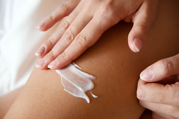 Usando unha crema medicinal para varices